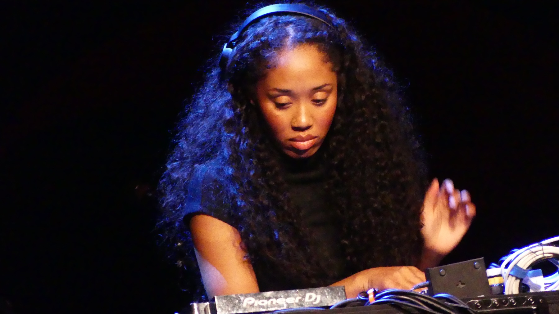 Kitty Ca$h performing her opening DJ set.
